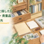 実家の片付け前に収納を確認し、見つけた重要書類や鍵の場所と状態を記録しているイラスト